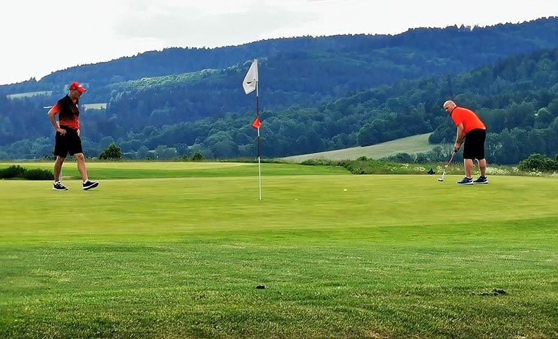 Petr Horáček v roli caddyho pomáhal kapitánovi Honzovi Katinovi